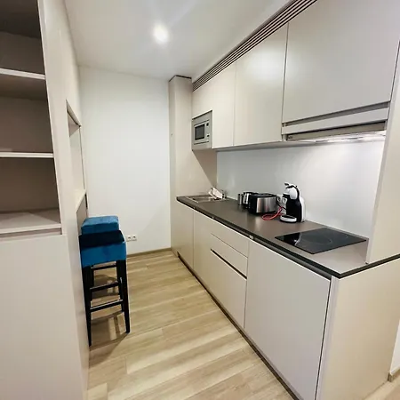 Seductive Apt, Centre Of With Parking Apartment *